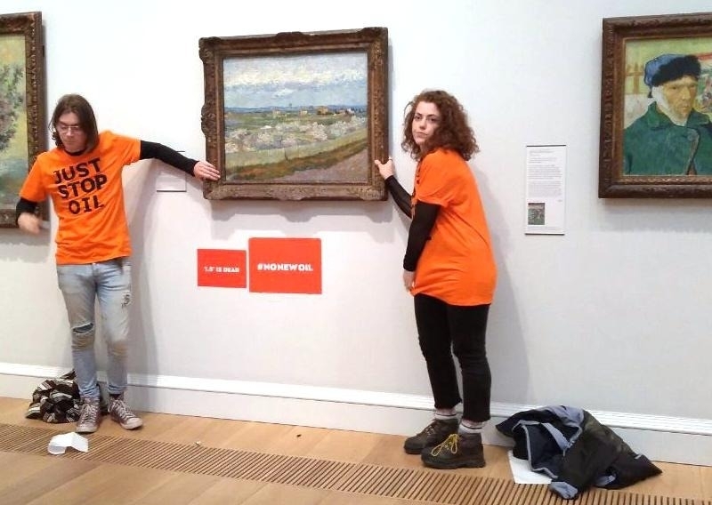 Junge Unterstützer von Just Stop Oil kleben sich an ein Van-Gogh-Gemälde
