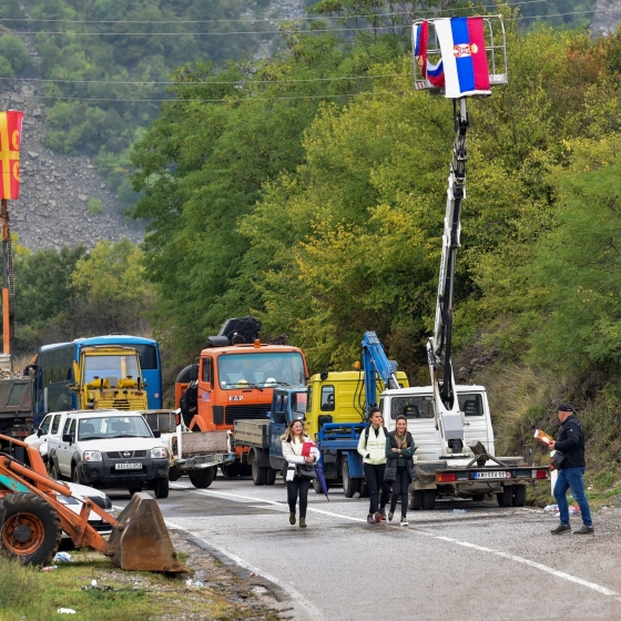 Menschen bauen Barrikaden im Norden des Kosovo