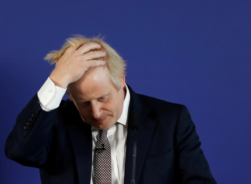 I membri del gabinetto britannico si dimettono mentre gli scandali affliggono Boris Johnson