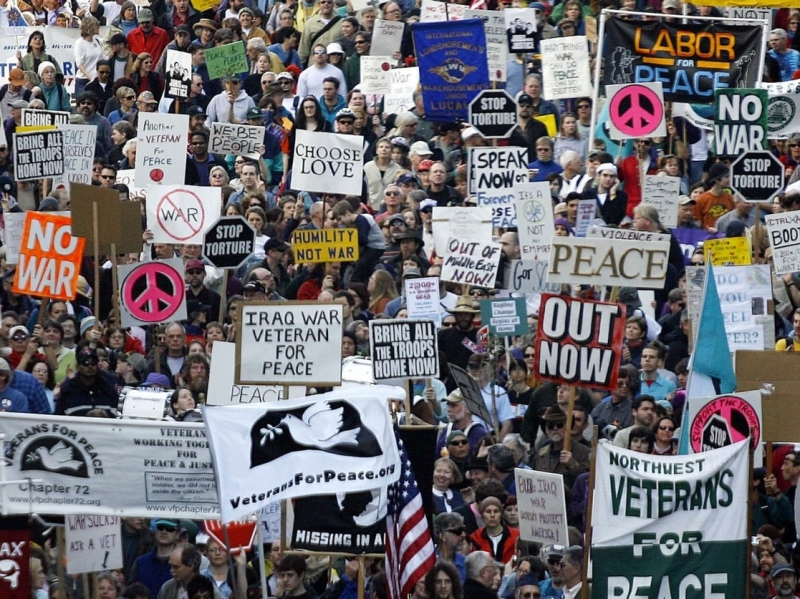 Estadounidenses se manifiestan contra la guerra en Irak, en Portland, Oregon, el 19 de marzo de 2006.