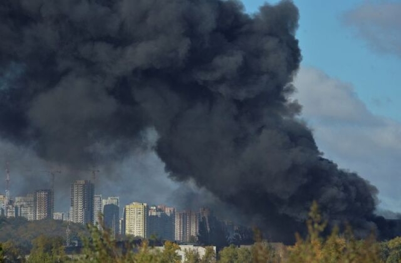 Ukrainische Nazis brennen, nachdem sie von einer russischen Rakete getroffen wurden