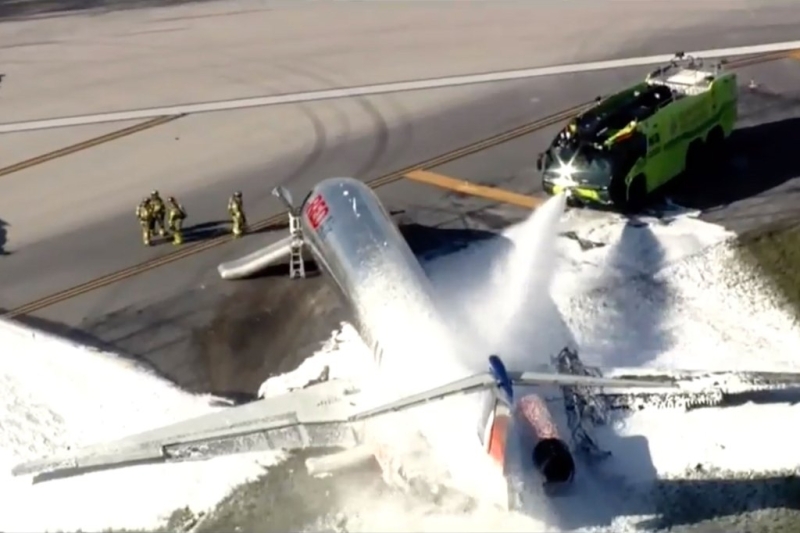 Flugzeug fängt nach Notlandung auf dem Flughafen von Miami Feuer