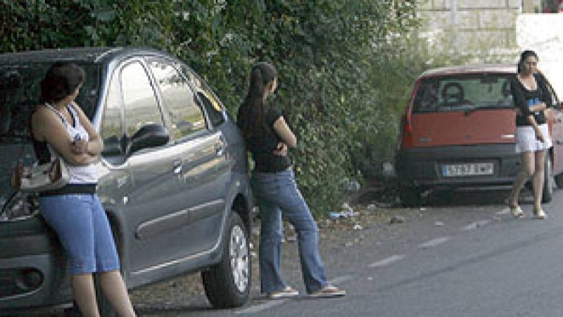 Spanische Frauen prostituieren sich auf der Straße und bieten ihre Dienste für nur 5 Euro an, um Leb