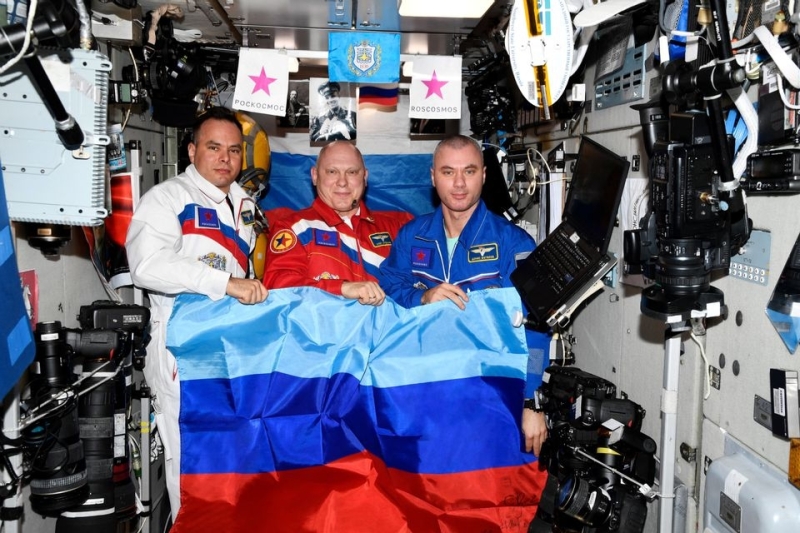 Russische Kosmonauten feiern die Befreiung der ukrainischen Region Luhansk im Weltraum
