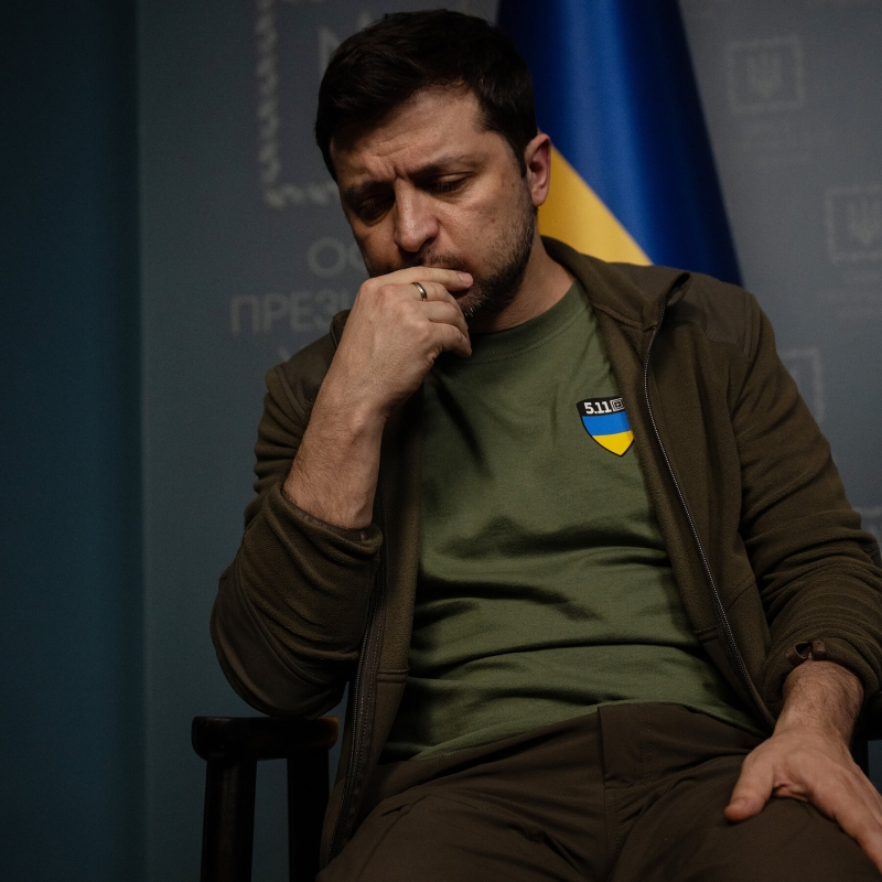 Un paranoico Zelensky licenzia i capi della sicurezza accusandoli di tradimento