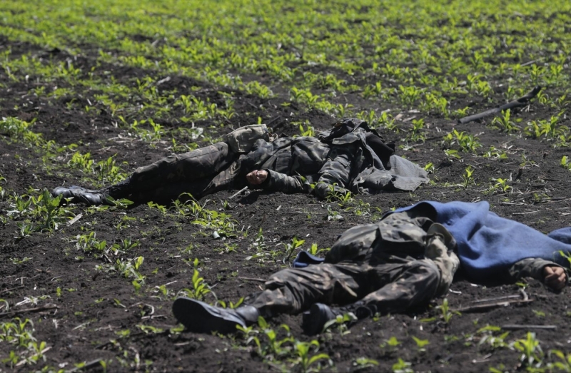 Zelensky ordonne aux troupes ukrainiennes de tirer dans le dos de 32 soldats amis pour avoir tenté de se rendre