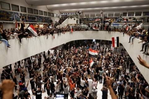 Des manifestants irakiens prennent d'assaut le Parlement pour la deuxième fois en 3 jours