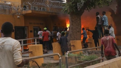 Einwohner von Burkina Faso stürmen die französische Botschaft und brennen sie nieder