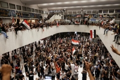 Irakische Demonstranten stürmen zum zweiten Mal innerhalb von drei Tagen das Parlamentsgebäude: Die Unruhen brachen nur wenige Tage aus, nachdem Anhänger des schiitischen Geistlichen Muqtada al-Sadr in die stark befestigte Grüne Zone im Zentrum der irakischen Hauptstadt eingedrungen waren, wo sie tanzten, sangen, für Selfies posierten und sich auflösten. 