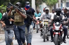 Haitianische Banden zwingen Bürger zur Flucht ins Land: Die kriminellen Banden, die in Haiti operieren und sich bereits im Norden, Nordwesten und Nordwesten dieses Landes in der Nähe und auf den Wegen zur dominikanischen Grenze ausgebreitet haben, zwingen Tausende von Haitianern, auf dominikanischem Territorium Zuflucht zu suchen.