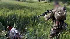 Comandos británicos han cometido crímenes de guerra – BBC: La BBC afirma que ha encontrado evidencia de asesinatos supuestamente cometidos por el Servicio Aéreo Especial Británico (SAS) en Afganistán a principios de la década de 2010, detalla un nuevo documental de Panorama. Parece haber surgido un patrón de homicidios ilegítimos de afganos por parte de un escuadrón de comandos del SAS durante redadas nocturnas, con hasta 54 víctimas en un período de solo seis meses.