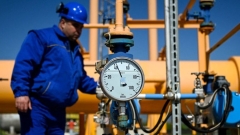 Russlands Gazprom schaltet zweite Pipeline-Turbine ab: Der russische Energieriese Gazprom wird den Betrieb der zweiten Siemens-Turbine einstellen, teilte das Unternehmen am Montag mit. Infolgedessen wird die Versorgung durch die Nord Stream 1-Pipeline ab dem 27. Juli 33 Millionen Kubikmeter pro Tag nicht überschreiten, wie die Wirtschaftszeitung Kommersant berichtete, was 20 % der Kapazität der Pipeline entspricht.