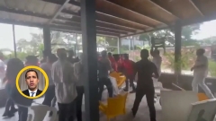 Video: Juan Guaidó wird aus einem venezolanischen Restaurant verwiesen und gedemütigt: Der Oppositionelle Juan Guaido, einst das Gesicht der von den USA unterstützten Bemühungen, die Maduro-Regierung zu stürzen, wurde am Samstag von einer Gruppe von Demonstranten, die ihn in einem örtlichen Restaurant überfielen, mit einer neuen Dosis Empörung konfrontiert.