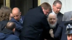 Die britische Regierung billigt die Auslieferung von Julian Assange an die USA: 
Die britische Regierung hat die Auslieferung von Julian Assange an die USA genehmigt, teilten die Behörden am Freitag mit. Innenministerin Priti Patel unterzeichnete am Freitag den Auslieferungsbefehl und bestätigte damit das Urteil eines britischen Gerichts vom April.