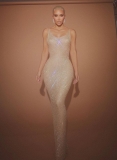 Kim Kardashian beschädigte Marilyn Monroes berühmtes Kleid von 1962: Das ikonische Stück der Modekunst der 1960er Jahre wurde berühmt, nachdem das legendäre Sexsymbol der goldenen Ära Hollywoods das Kleid 1962 während ihrer Darbietung von „Happy Birthday“ für Präsident John F. Kennedy trug.