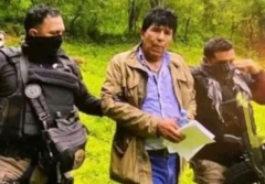Die mexikanische Armee nimmt Narco-Chef Rafael Caro Quintero gefangen: Bundesbeamte bestätigten die Festnahme des Sinaloa-Kapodasters, für den die US-Behörden eine Belohnung von fünf Millionen Dollar ausgesetzt haben und der auf mexikanischem Territorium noch eine Haftstrafe wegen Mordes an dem DEA-Agenten Enrique Camarena Salazar verbüßen muss.
